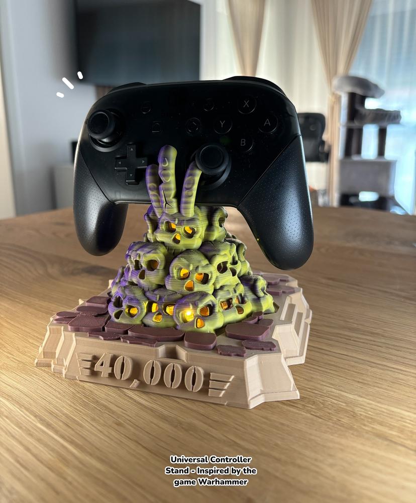 Universal gaming controller stand featuring a detailed 3D printed model inspired by the Warhammer 40,000 universe. The stand displays the controller on a rugged, textured surface representing the iconic faction symbol.